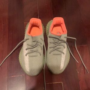 YEEZY 350 V2(GREEN AND ORANGE) SIZE 4 1/2